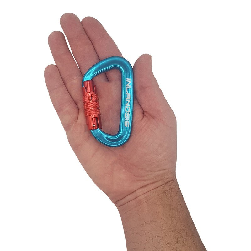 inlandsis twistlock karabiini ihmisen kämmenellä
